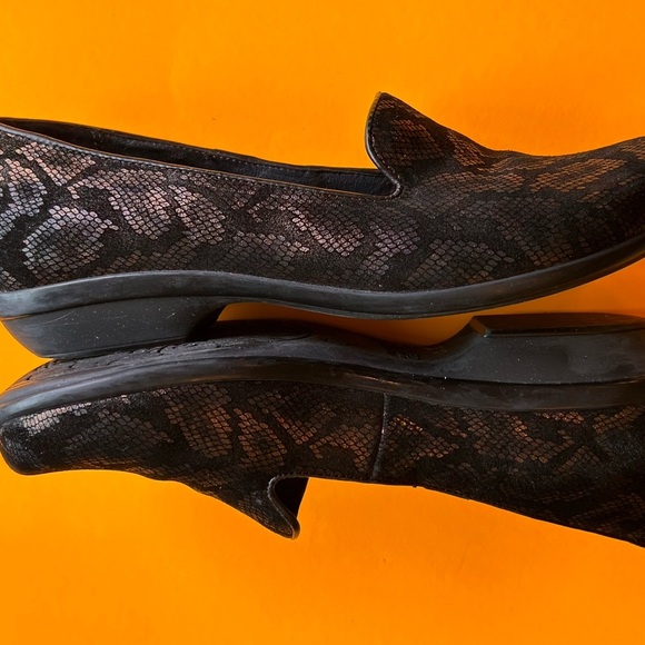 Dansko Vintage Olivia Black and Metalic Gold/Bronze Patterned Loafers 1” Heel - Picture 4 of 12